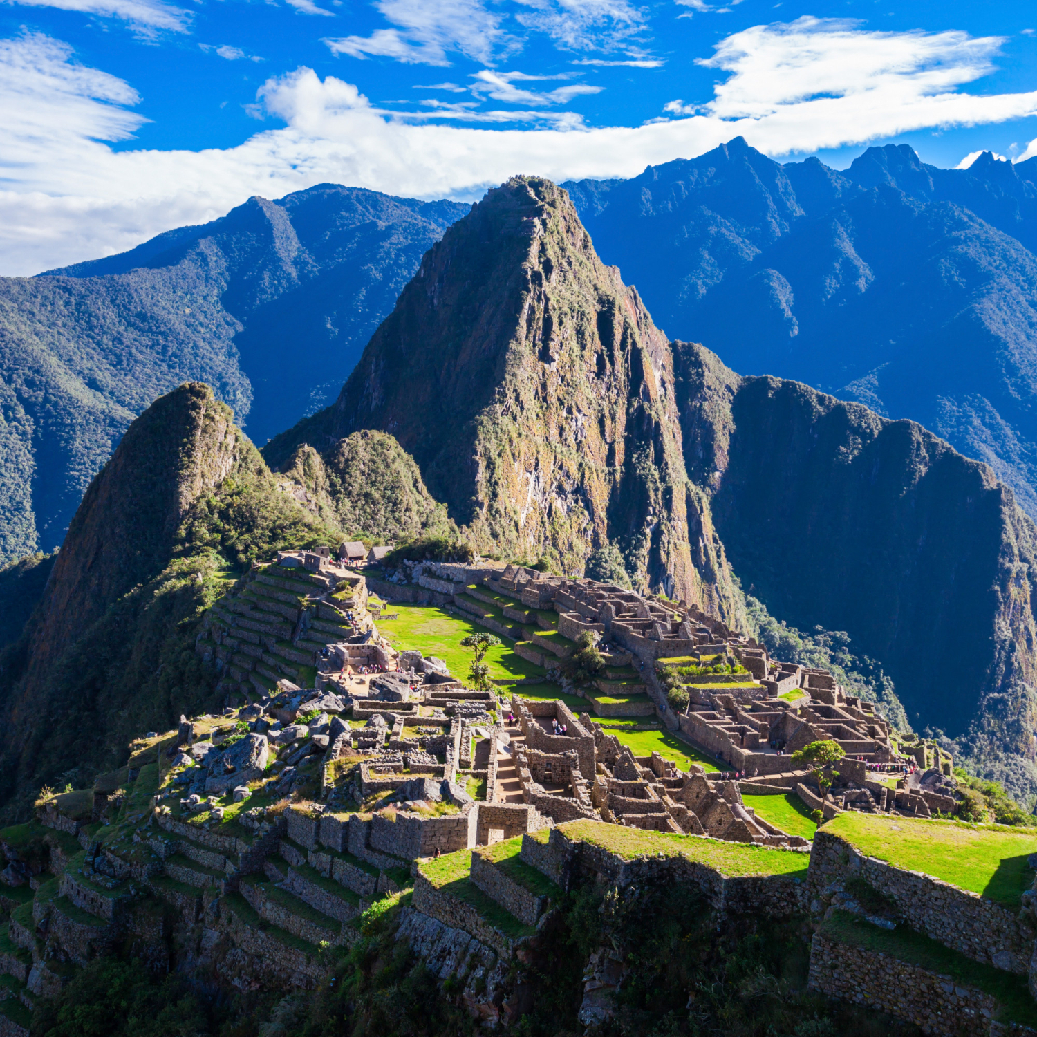 Ruínas de Machu Picchu com a montanha Huayna Picchu ao fundo, Peru