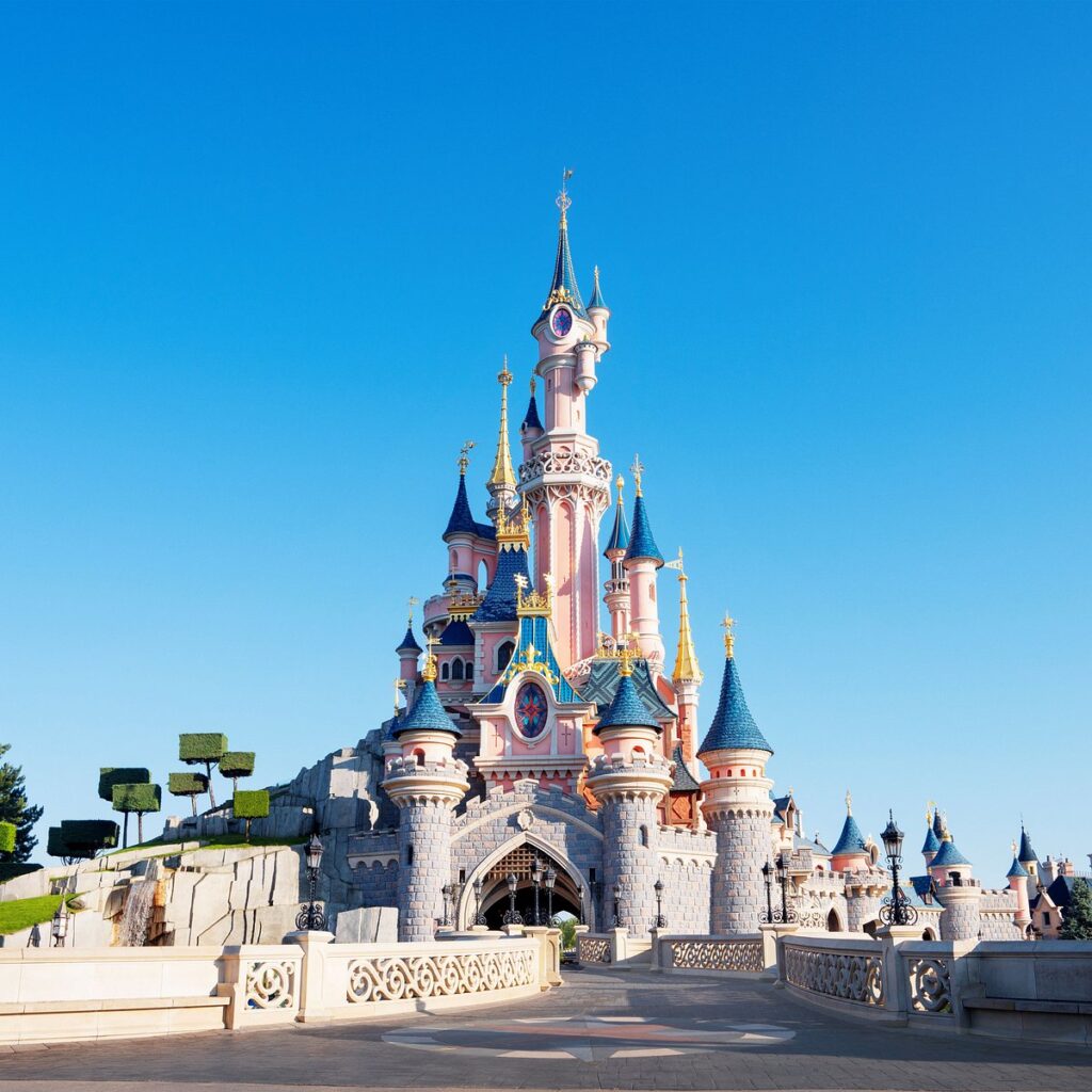 Castelo da Bela Adormecida rosa e azul na Disneyland Paris, França